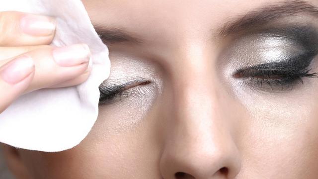 5 Blunder Ketika Bersihkan Heavy Makeup di Wajah
