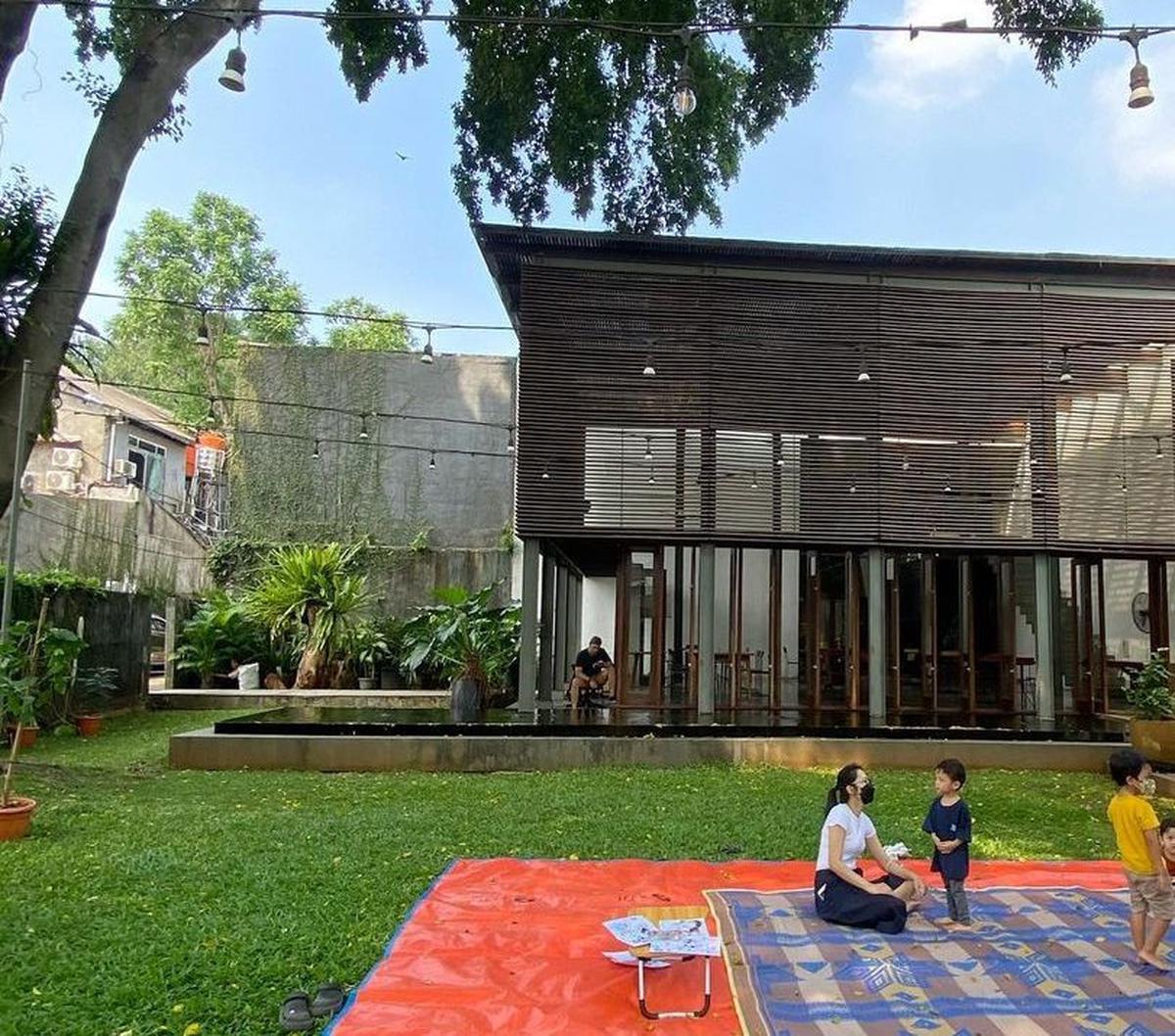 Ruang kesenian ini berlokasi di Kemang Selatan 99A, Mampang Prapatan, Jakarta Selatan dan memiliki tempat estetik. Tak hanya galeri seni, Dia.Lo.Gue ini juga punya outdoor dengan rerumputan hijau yang asri. Selain itu ada juga workshop yang diadakan berka