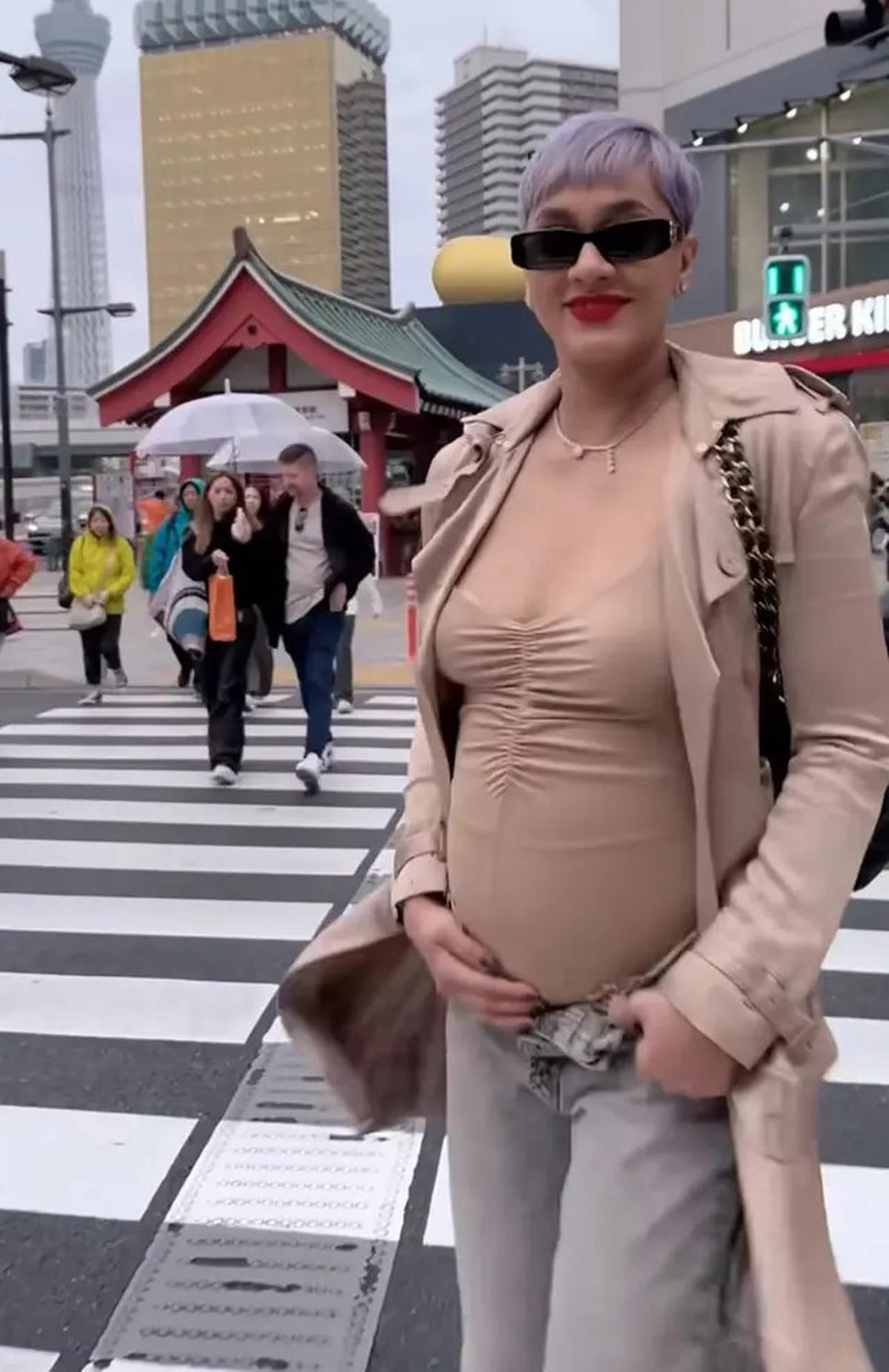 6 Potret Tampilan Kimmy Jayanti Pamer Baby Bump Hamil Anak ke-3 saat di Jepang, Pertahankan Tubuh Super Model di Usia Kandungan 5 Bulan