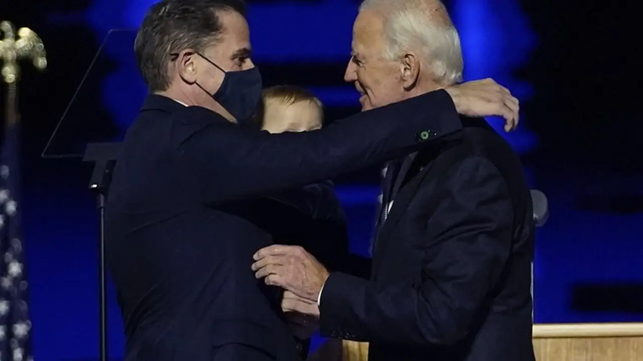 Presiden Amerika Serikat Joe Biden (kanan) bersama putranya Hunter Biden (kiri). (Photo credit: AP Photo/Andrew Harnik, Pool)