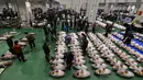 Pembeli, pekerja dan juru lelang menghadiri lelang tuna pada hari pertama pembukaan pasar ikan Toyosu di Tokyo, Kamis (11/9). Pasar ikan Toyosu menggantikan pasar ikan legendaris yang sudah mendunia, Pasar Tsukiji. (Toshifumi KITAMURA/AFP)