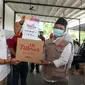 Menparekraf Sandiaga Uno merayakan HUT ke-76 RI dengan membagikan paket sembako di Jakarta Barat. (Foto: Istimewa)