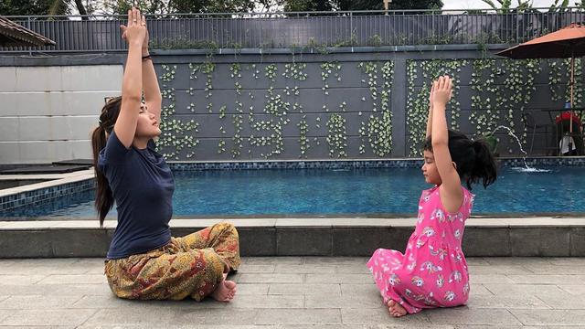 Tetap Kece, Ini 6 Potret Ayu Ting Ting Saat Berjemur di Rumah