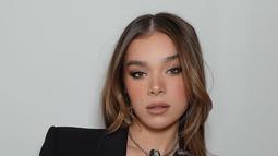 Hailee Steinfeld tampil elegan mengenakan busana serba hitam. Trailer film Spider-Man: Across the Spider-Verse baru saja dirilis dan telah ditonton sebanyak 17 juta kali. (Instagram/@haileesteinfeld)