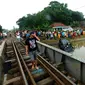 Terobos jalur kereta tanpa palang pintu, mobil Daihatsu Xenia tercebur ke sungai Sidoarjo, Jawa Timur, sehingga menewaskan 3 penumpangnya. (Liputan6.com/Dhimas Prasaja)