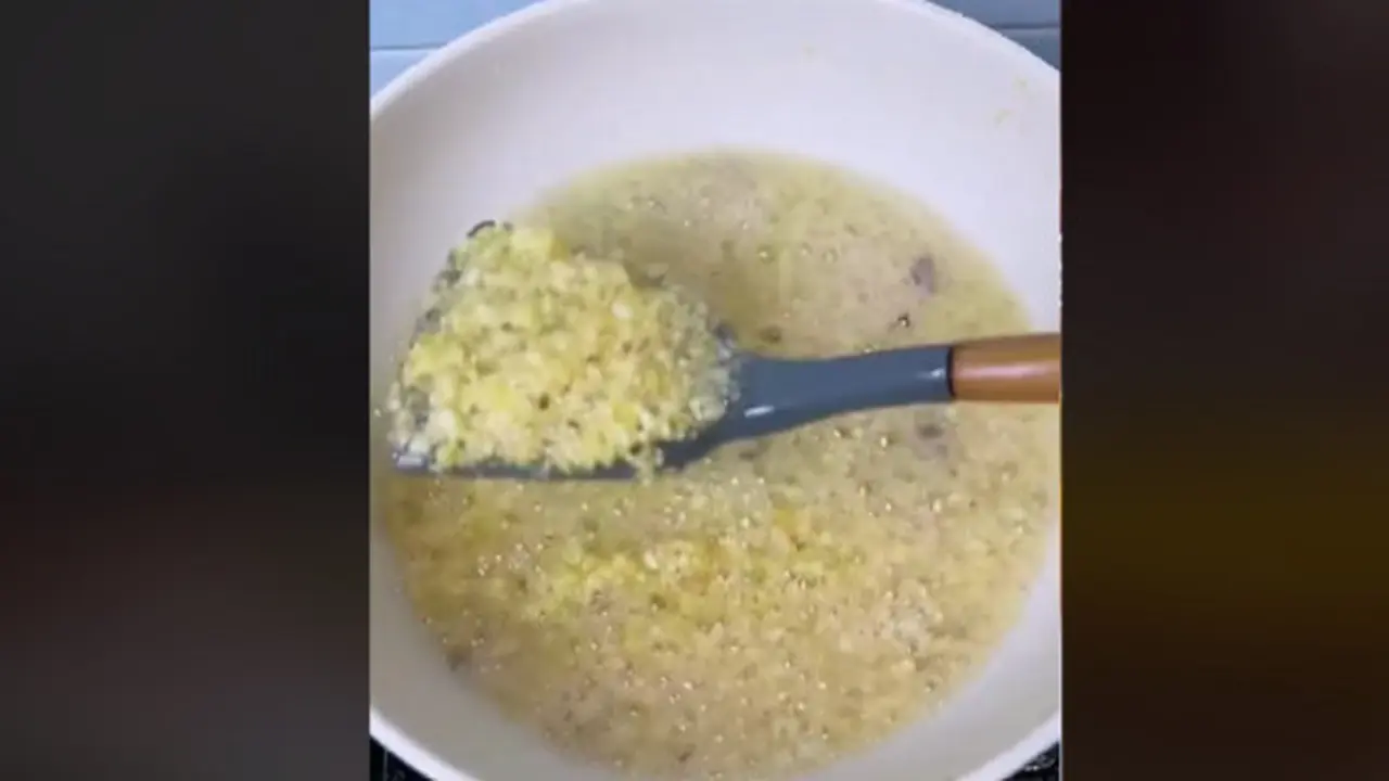 Tingkatkan Cita Rasa Makanan, Begini Trik Mudah Bikin Minyak Bawang Putih Anti Pahit