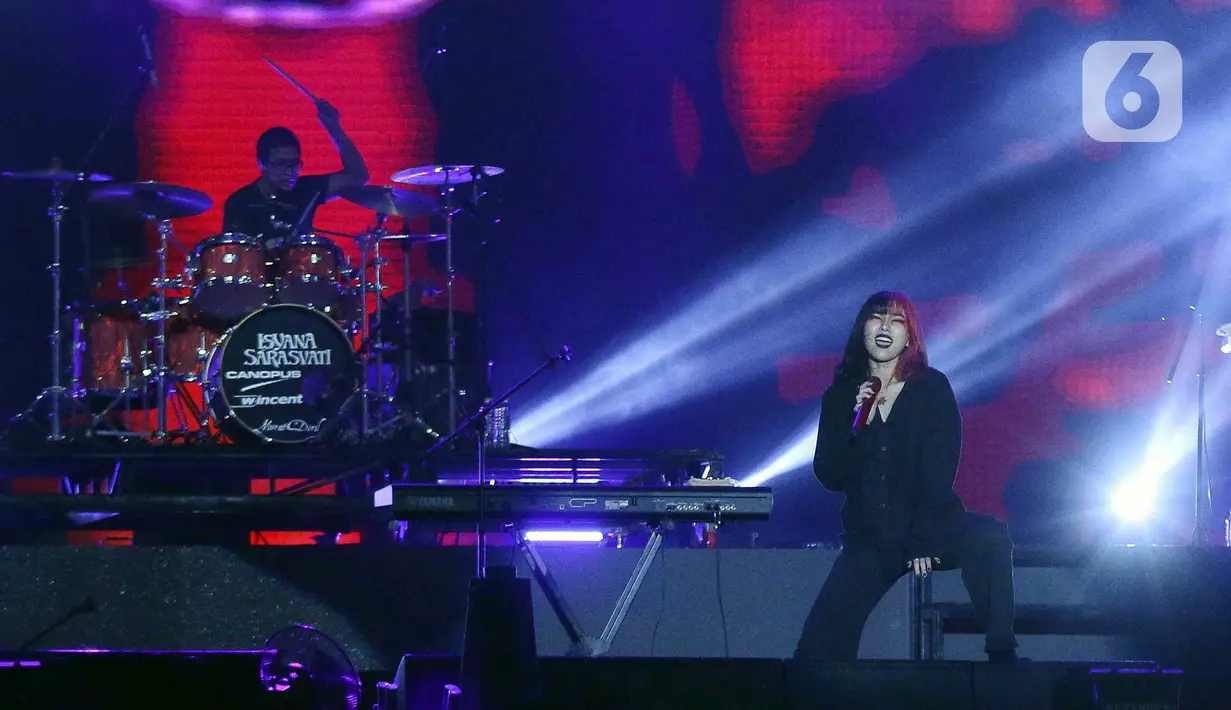 Penyanyi Isyana Sarasvati tampil memeriahkan Festival Musik Soundrenaline di Allianz Ecopark, Ancol, Jakarta Utara, Minggu (27/11/2022). Isyana Sarasvati tampil memeriahkan Soundrenaline 2022 dengan lagu Il Sogno, Untuk Hati Yang Terluka, Lexicon, dan Sikap Duniawi. (Liputan6.com/Herman Zakharia)