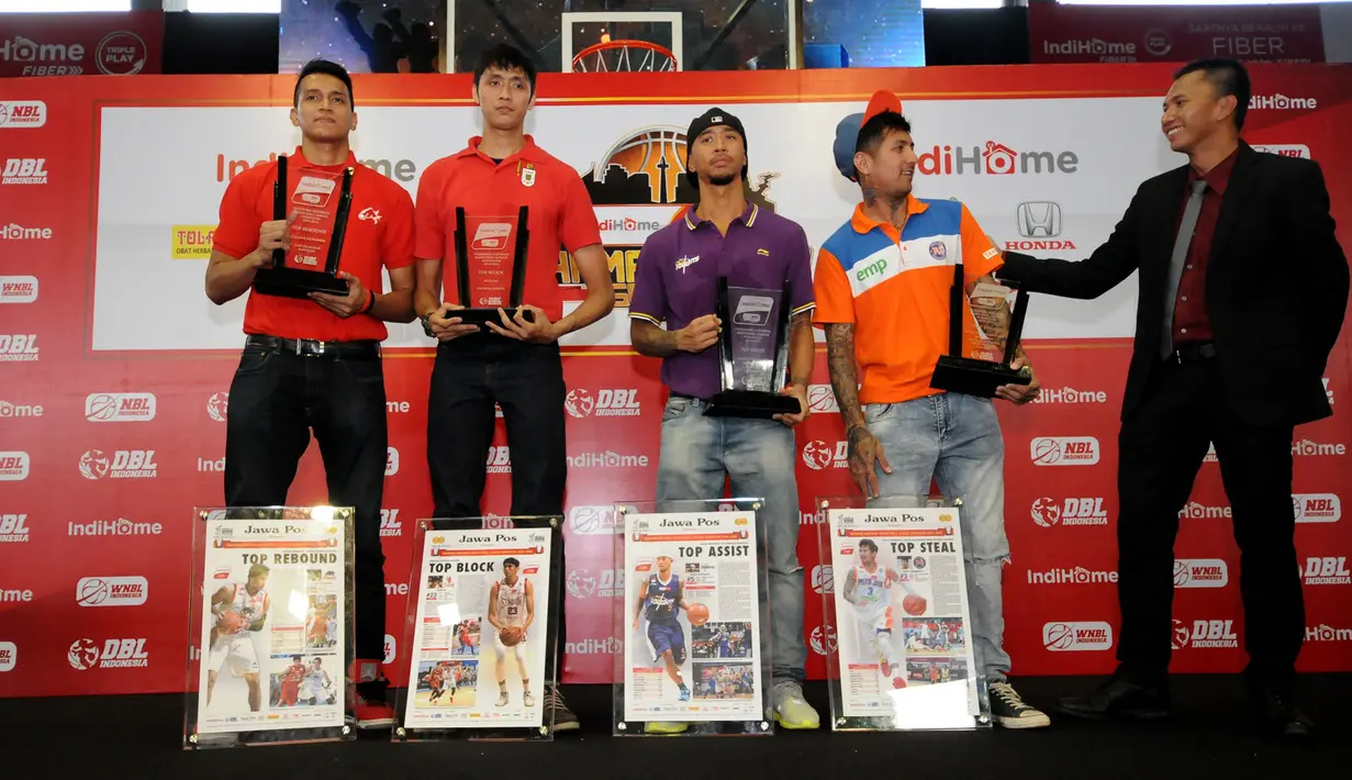 Galank Gunawan, Ruslan, Mario Wuysang, dan Kelly Purwanto (dari kiri ke kanan) saat menerima NBL Awards 2015 di Jakarta, Jumat (1/5/2015). (Liputan6.com/Helmi Fithriansyah)