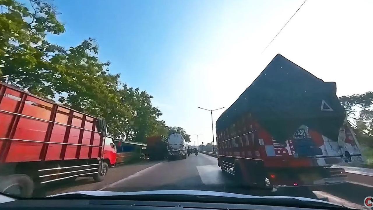 Banyak Dilintasi Truk-truk Besar
