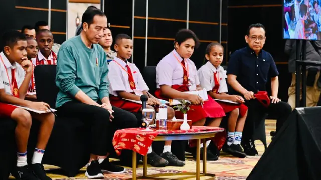Potret Presiden Jokowi Ketika Diserbu Murid SD dan Ditanya Kenapa Ibu Kota Negara Baru Indonesia atau IKN Harus Pindah ke Kalimantan, Bukan Papua? (Foto: Laily Rachev - Biro Pers Sekretariat Presiden)