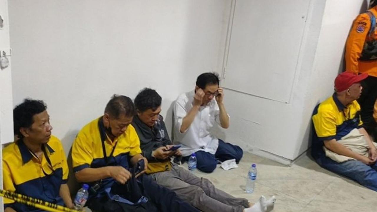 Wajah-Wajah Lemas Korban Kebakaran Glodok Plaza