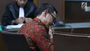 Gubernur Jambi nonaktif, Zumi Zolasaat menjalani sidang pembacaan nota pembelaan di Pengadilan Tipikor, Jakarta, Kamis (22/11). Sebelumnya, Zumi Zola dituntut 8 tahun penjara, denda Rp 1 miliar subsider 6 bulan penjara. (Liputan6.com/Helmi Fithriansyah)