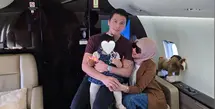 Syahrini kembali ke Singapura, kali ini ia pun memilih menggunakan private jet. Ia pun membagikan beberapa foto di dalam private jet tersebut. [@princessyahrini]