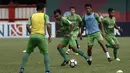 Pemain Bhayangkara FC, Muhammad Rochman, mengontrol bola saat latihan di Stadion PTIK, Jakarta, Minggu (2/12). Latihan ini persiapan jelang laga Liga 1 melawan PSM Makassar. (Bola.com/Yoppy Renato)