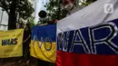 Masyarakat dari "Solidaritas untuk Rakyat Ukraina" membawa bendera Rusia dan Ukrainan di depan Kedubes Rusia, Jakarta, Jumat (4/3/2022). Mereka menyerukan kepada Dubes Rusia di Indonesia untuk bersuara menghentikan serangan yang dilakukan Rusia terhadap Ukraina. (Liputan6.com/Johan Tallo)