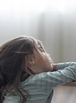 Depresi bukan sekadar anak sedang bad mood atau tantrum. Ini adalah kondisi ketika anak mengalami kesedihan mendalam, mudah marah, atau merasa putus asa selama berminggu-minggu hingga berbulan-bulan. [Dok/freepik.com/pvproductions]
