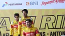 Pebalap Campos Racing Team, Mitch Evans, Sean Gelael dan Antonio Giovinazzi  tengah bersiap pada ajang Taxi Ride di Sirkuit Sentul, Jakarta, Selasa (2/8/2016). (Bola.com/Nicklas Hanoatubun)