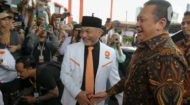 Ketua MPR RI Bambang Soesatyo disambut Presiden PKS Ahmad Syaikhu setibanya di Markas DPP PKS, Jakarta Selatan, Senin (8/7/2024). (Liputan6.com/Herman Zakharia)