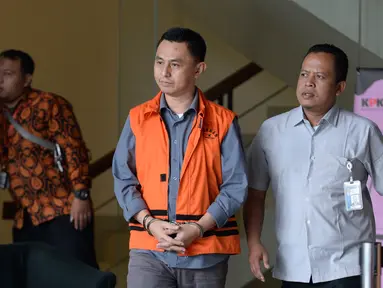 Kepala Dinas Perdagangan nonaktif Kabupaten Lampung Utara Wanhendri (tengah) usai menjalani pemeriksaan di Gedung KPK, Jakarta, Rabu (22/1/2020). Wanhendri diperiksa sebagai tersangka terkait dugaan suap proyek di Dinas PUPR dan Dinas Perdagangan Kabupaten Lampung Utara. (merdeka.com/Dwi Narwoko)