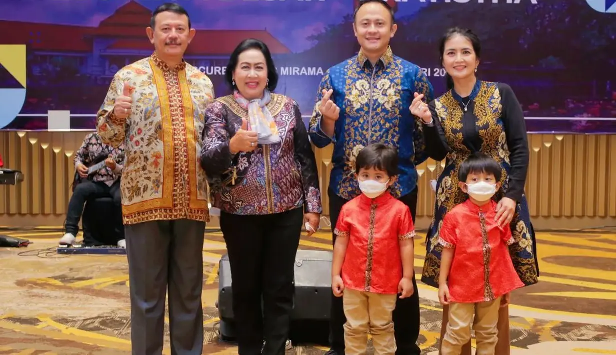 Paras cantik Kadek Devi mengenakan seragam ibu bhayangkari berhasil menarik perhatian warganet. Kadek dipuji cantik paripurna. [Instagram/kddevie]