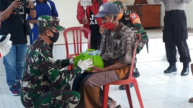 Pemuda Banjar Serokadan mencipatakan lagu khusus untuk TNI saat menjalani isolasi