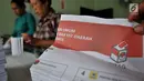 Pekerja menunjukkan surat suara yang terpotong di Gedung Logistik KPU Kota Jakarta Pusat, Jakarta, Selasa (5/3). Per 3 Maret 2019, KPU Kota Jakarta Pusat mencatat sebanyak 1.551 surat suara rusak selama proses pelipatan. (merdeka.com/Iqbal Nugroho)