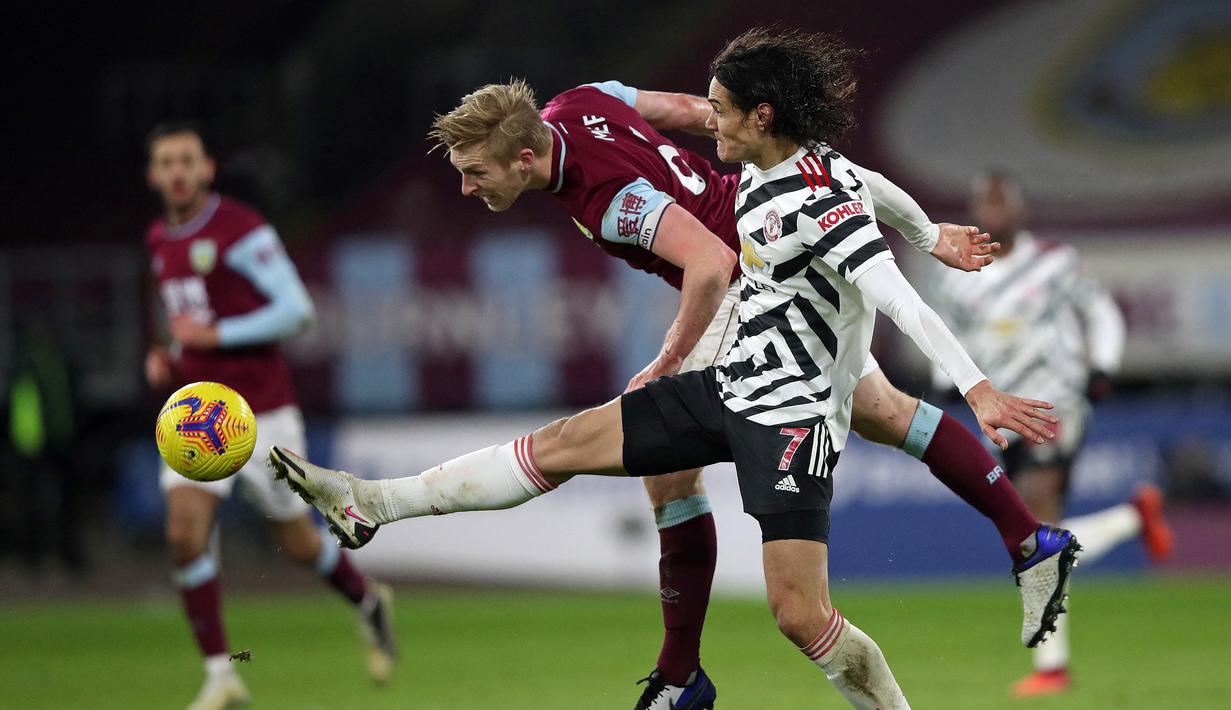 Edinson Cavani. Striker Uruguay ini telah berusia 34 tahun. Diboyong Manchester United secara gratis dari PSG pada 5 Oktober 2020. Telah bermain 26 kali di semua ajang dengan membuat 7 gol dan 2 assist dan sedang mendapat tawaran perpanjangan kontrak untuk musim depan. (AFP/Clive Brunskill/Pool)