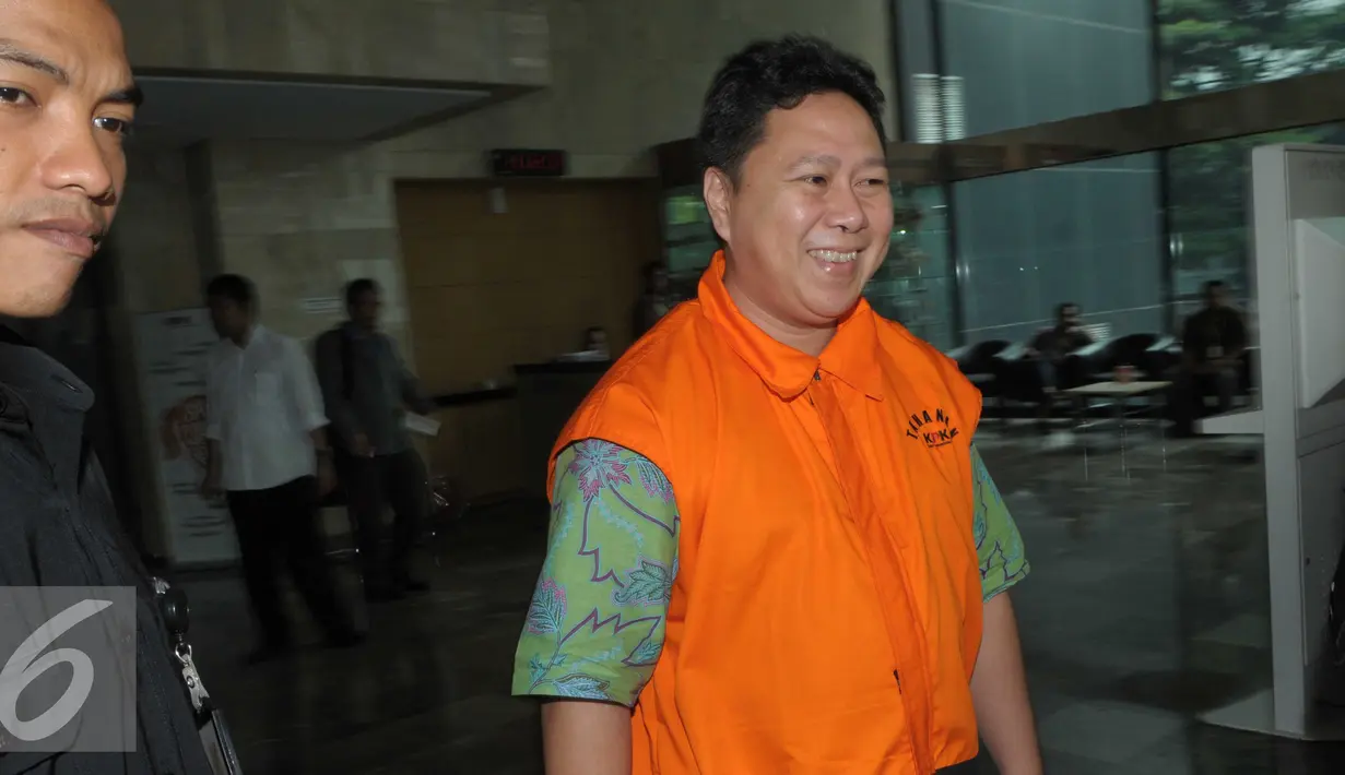 Tersangka Sukotjo S. Bambang tersenyum usai menjalani pemeriksaan di gedung KPK, Jakarta, Selasa (24/5). Berkas Sukotjo dinyatakan lengkap (P21) sehingga kasusnya segera disidangkan. (Liputan6.com/Helmi Afandi)