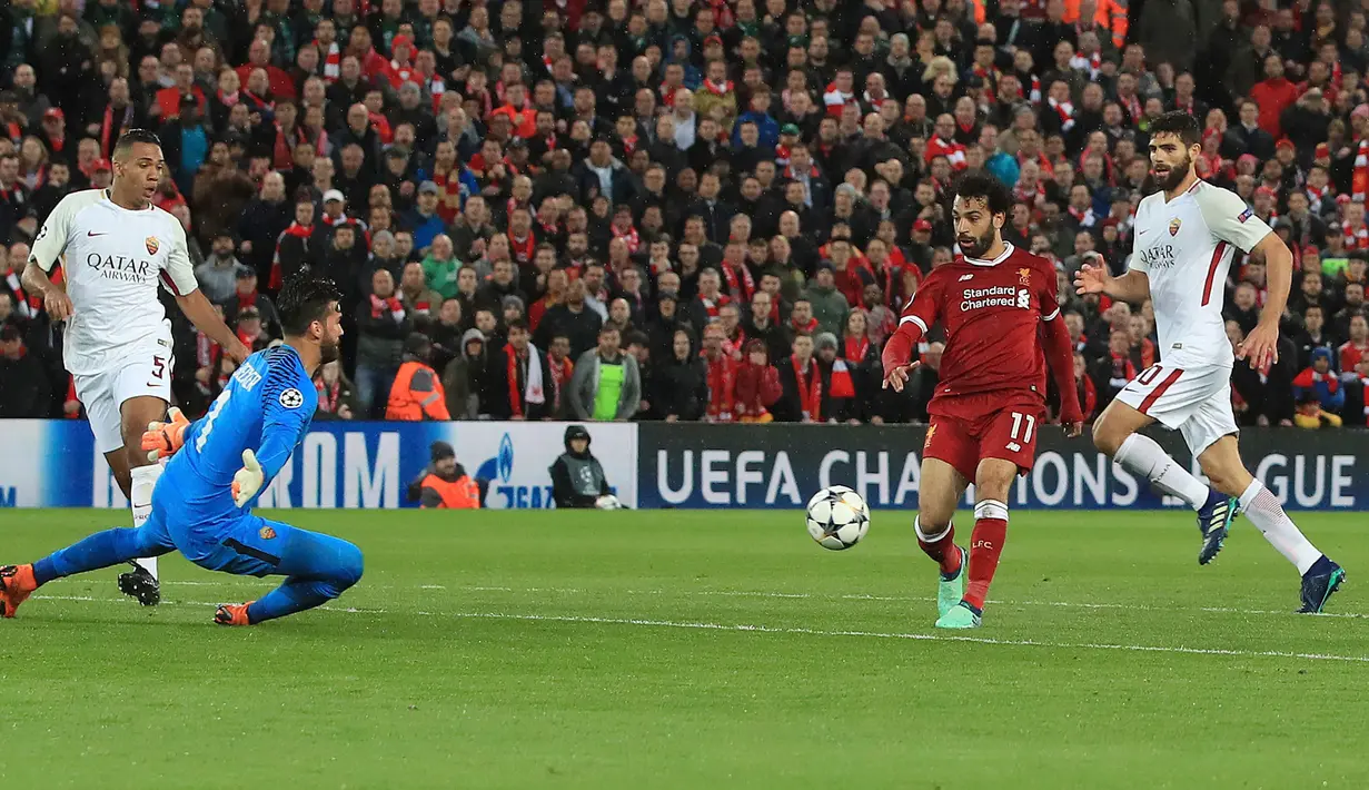 Pemain Liverpool, Mohamed Salah saat mencetak gol ke gawang AS Roma pada leg pertama semifinal Liga Champions di Stadion Anfield, Liverpool, Inggris, Selasa (24/4). Liverpool menang 5-2 atas AS Roma. (Peter Byrne/PA via AP)