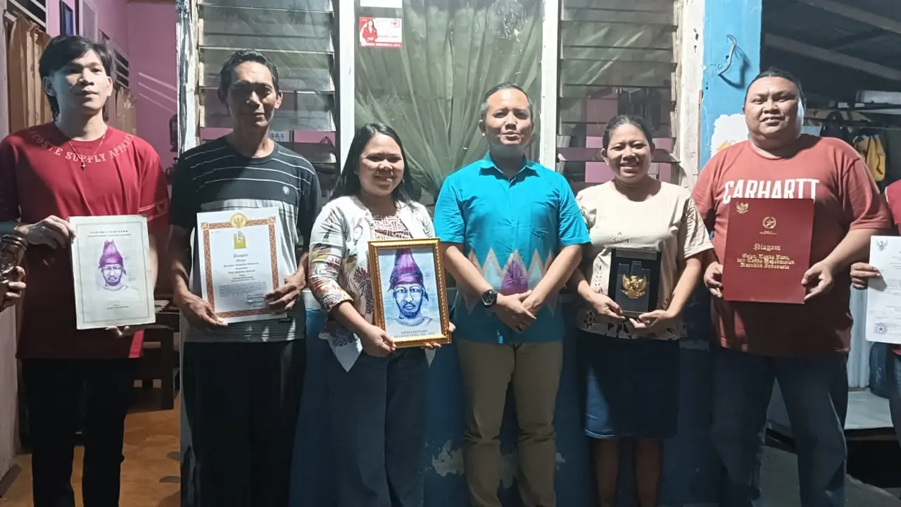 Dandim 1309/Manado Kolonel Inf Himawan Teddy Laksono SIKom MTr (Han) foto bersama keluarga Pahlawan Nasional Bataha Santiago, Sabtu (11/11/2023), di Kelurahan Teling Bawah, Kecamatan Wenang, Kota Manado, Sulut.