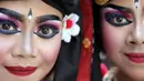 Para penari wanita terlihat saat pembukaan Pesta Kesenian Bali di Bali, Indonesia, 12 Juni 2022. Pulau Bali saat ini menggelar Pesta Kesenian Bali tahunan selama sebulan dari 12 Juni hingga 10 Juli. (AP Photo/Firdia Lisnawati)