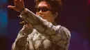 Rich Brian saat tampil di panggung Festival Musik Coachella. Brian akan tampil di Festival Musik Head In The Clouds Jakarta 2022 bersama beberapa musisi Asia seperti Jackson Wang, BIBI, Joji, YOASOBI, dan lainnya. (Instagram/@brianimanuel)