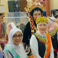 Pameran kerajinan berskala nasional, Kriyanusa 2024 resmi dibuka Wury Ma'ruf Amin. [Dok/Fimela/Hilda Irach].