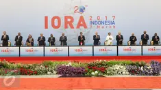 Presiden Joko Widodo (tengah) bersama delegasi dari sejumlah negara saat penandatanganan Jakarta Concord dalam KTT Indian Ocean Rim Association (IORA) 2017 di Jakarta Convention Center, Jakarta, Selasa (7/3). (Liputan6.com/Angga Yuniar)