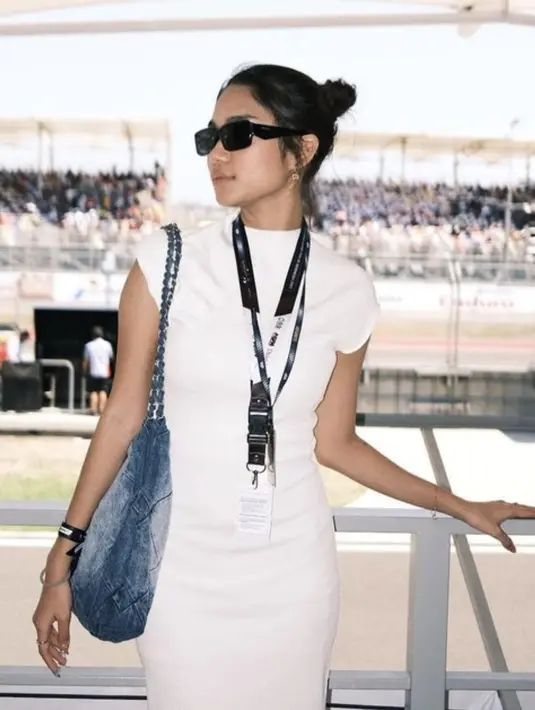 Ia mengenakan kacamata hitam dengan model kekinian. [Foto: Instagram/ Azizah Salsha]