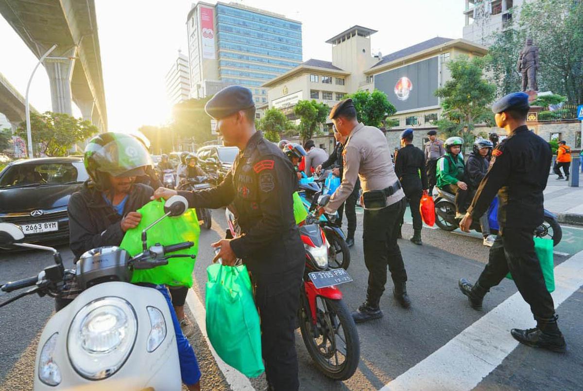 FOTO: Polri dan Buruh Bagikan Sembako ke Warga Jakarta