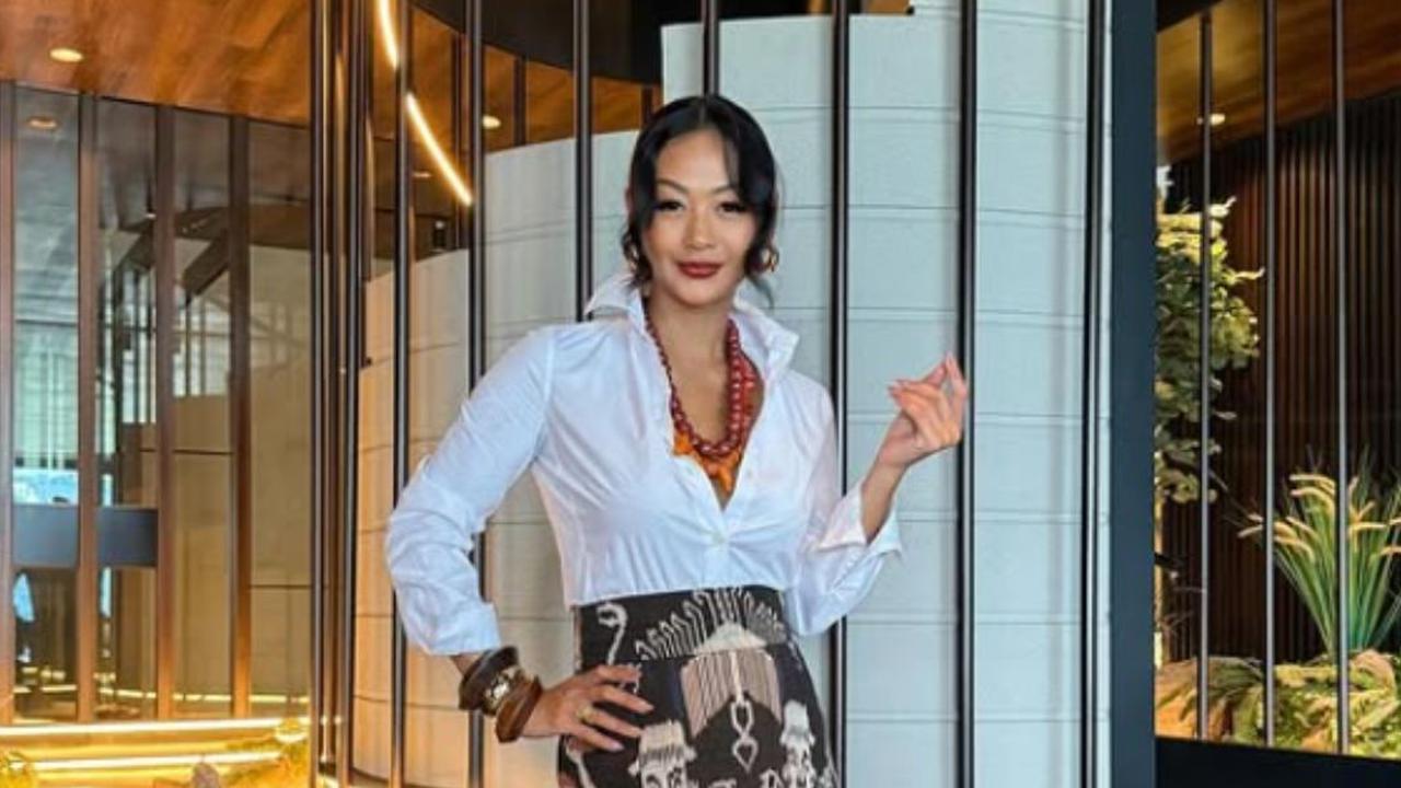 9 Potret Dapur Kayu di Rumah Indah Kalalo yang Memadukan Model Etnik dan Modern