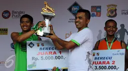 Komandan Kodim 0606/Kota Bogor, Letkol Inf Mukhamad Albar ketika menyerahkan piala bergilir kepada Juara 1 kategori beregu lomba lari massal Bogor Heritage Run 2016 , Minggu (25/9). (Liputan6.com/Helmi Afandi)