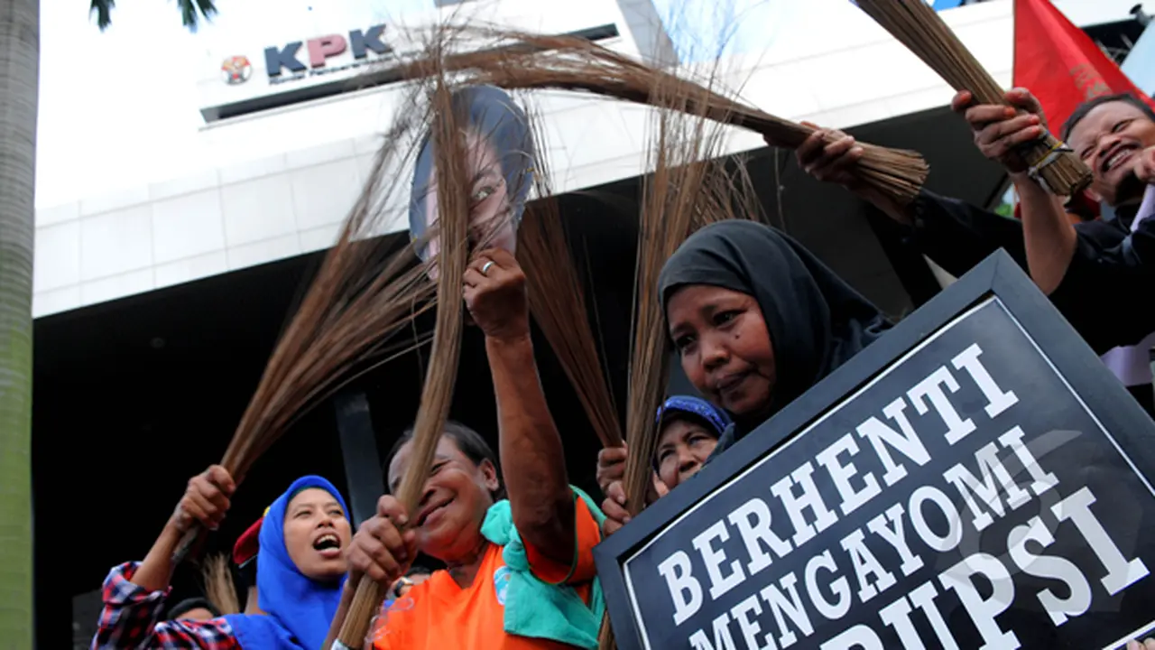 Dukung KPK, Pendemo Bawa Sapu Lidi