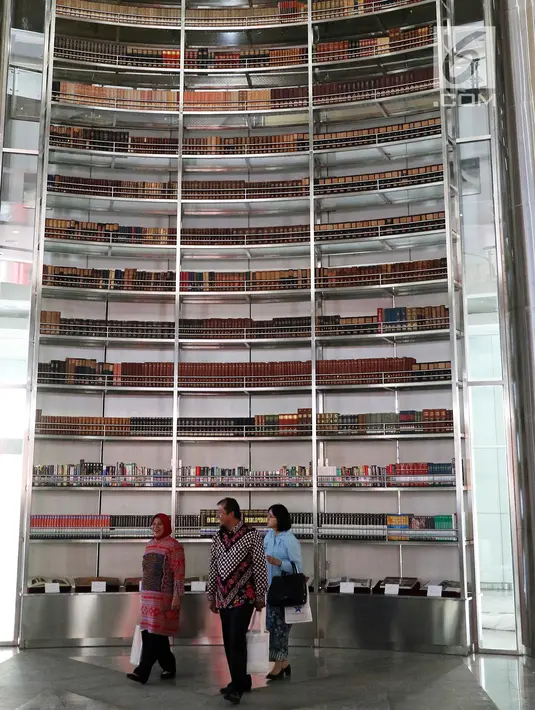 Suasana di Perpustakaan Nasional di Jakarta, Kamis (14/9). Perpusnas memiliki ruang pameran, teater, aula 1.000 kursi, ruang telekonferensi, dan ruang diskusi yang dapat digunakan oleh komunitas literasi. (Liputan6.com/Angga Yuniar)