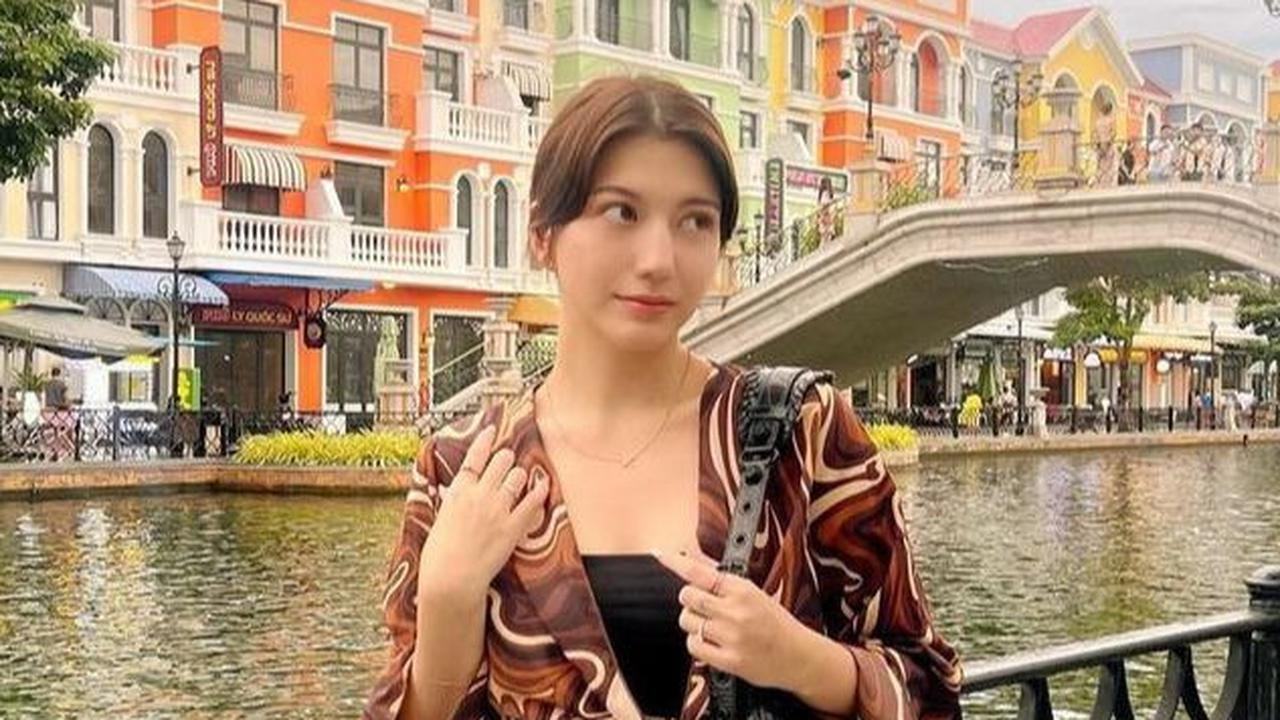 Cassie semakin mempesona setelah menikah, setuju nggak? Ia tampil anggun dengan rok mini dan baju motif warna coklat.<br>