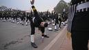 Tentara penjaga pantai India berolahraga selama latihan untuk parade Hari Republik mendatang di New Delhi, India (17/1/2022). India akan merayakan Hari Republik pada 26 Januari. (AP Photo/Manish Swarup)