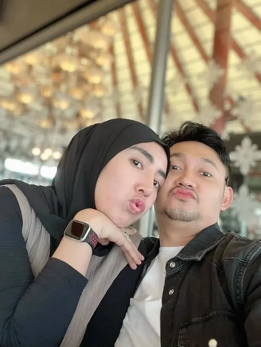 "Teruslah tersenyum istriku, karna semyumu itu ibadah bagiku," tulis Angga Wijaya dalam salah satu keterangan fotonya. [Instagram/anggawijaya88]