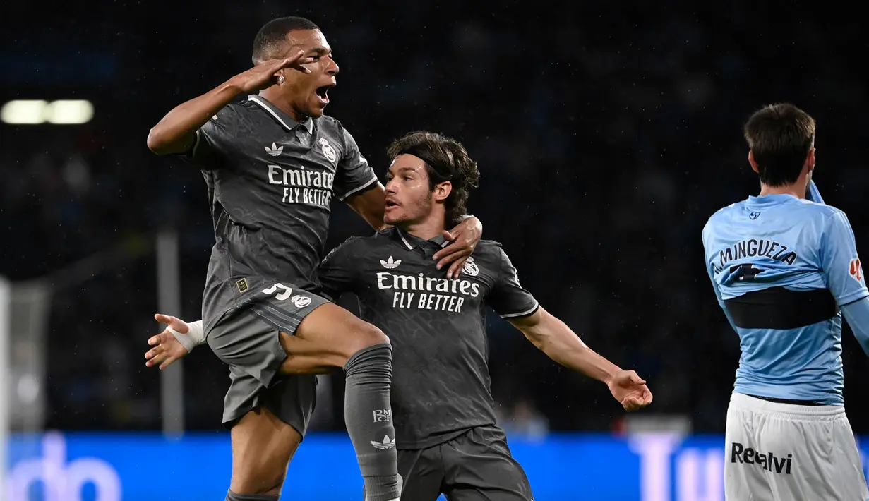 Penyerang Real Madrid, Kylian Mbappe (kiri) merayakan gol saat pertandingan Liga Spanyol melawan RC Celta de Vigo di stadion Balaidos, Vigo, Sabtu 19 Oktober 2024 atau Minggu (20/10/2024) dini hari WIB. (MIGUEL RIOPA/AFP)