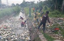 DLH dan Warga Bersinergi dalam Pembersihan Sungai Tirtayasa Serang, Atasi Tumpukan Sampah