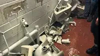 Suporter Manchester City Rusak Toilet Old Trafford