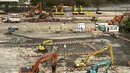 Lokasi konstruksi tempat fasilitas isolasi n COVID-19 dibangun di Terminal Kapal Pesiar Kai Tak di Hong Kong, 23 Februari 2022. Warga Hong Kong semakin kesal dengan desakan untuk tetap berpegang pada strategi "nol-COVID" ketika kota itu mencatat rekor jumlah kasus baru lainnya. (AP Photo/Vincent Yu)