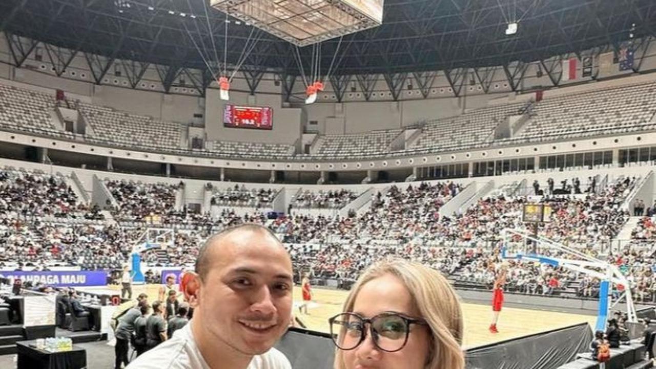 BCL dan Tiko terlihat begitu bahagia dalam momen kebersamaan mereka dari tribun Arena Bola Basket Senayan.