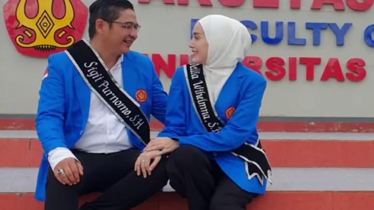 Adelia dinyatakan lulus S1 di usia 35 tahun.