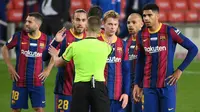 Para pemain Barcelona mempertanyakan keputusan wasit Alejandro Hernandez Fernandez usai berakhirnya laga lanjutan Liga Spanyol 2020/21 melawan Valencia di Camp Nou Stadium, Barcelona, Sabtu (19/12/2020). Barcelona bermain imbang 2-2 dengan Valencia. (AFP/Lluis Gene)